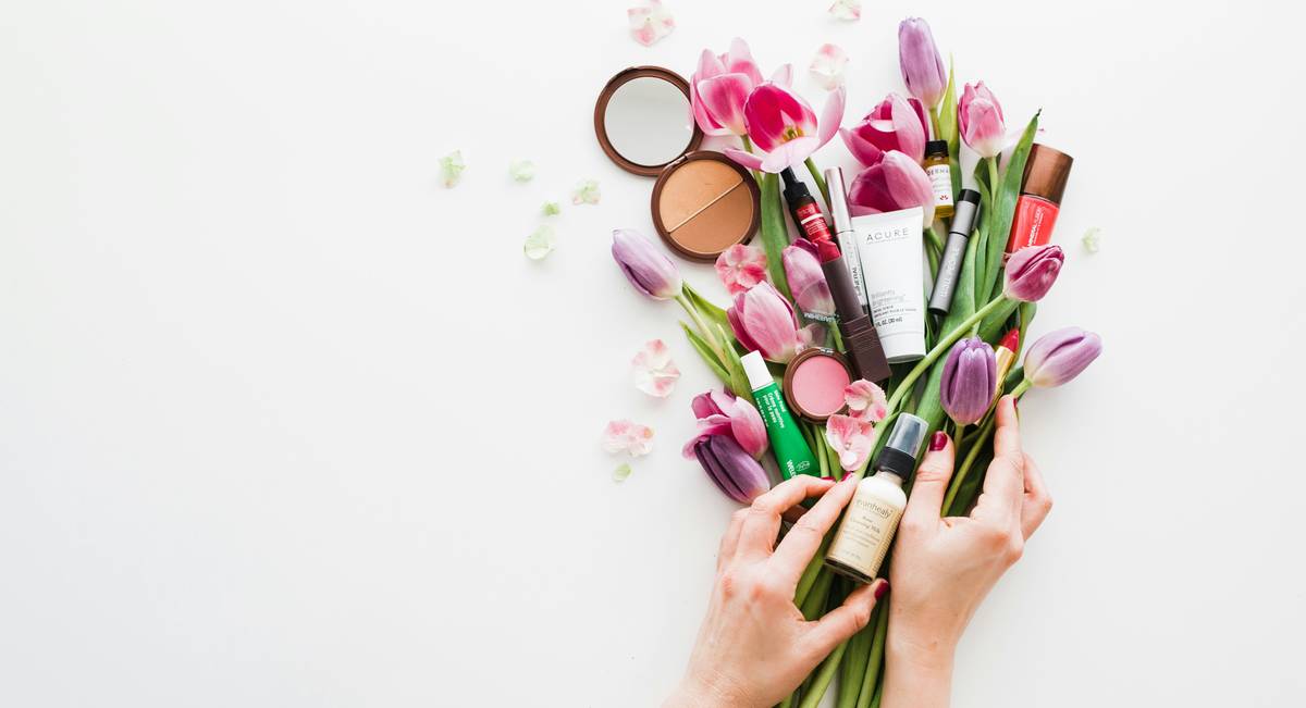 Infographic comparing common toxic ingredients in conventional makeup vs. safer alternatives used in non toxic makeup brands
